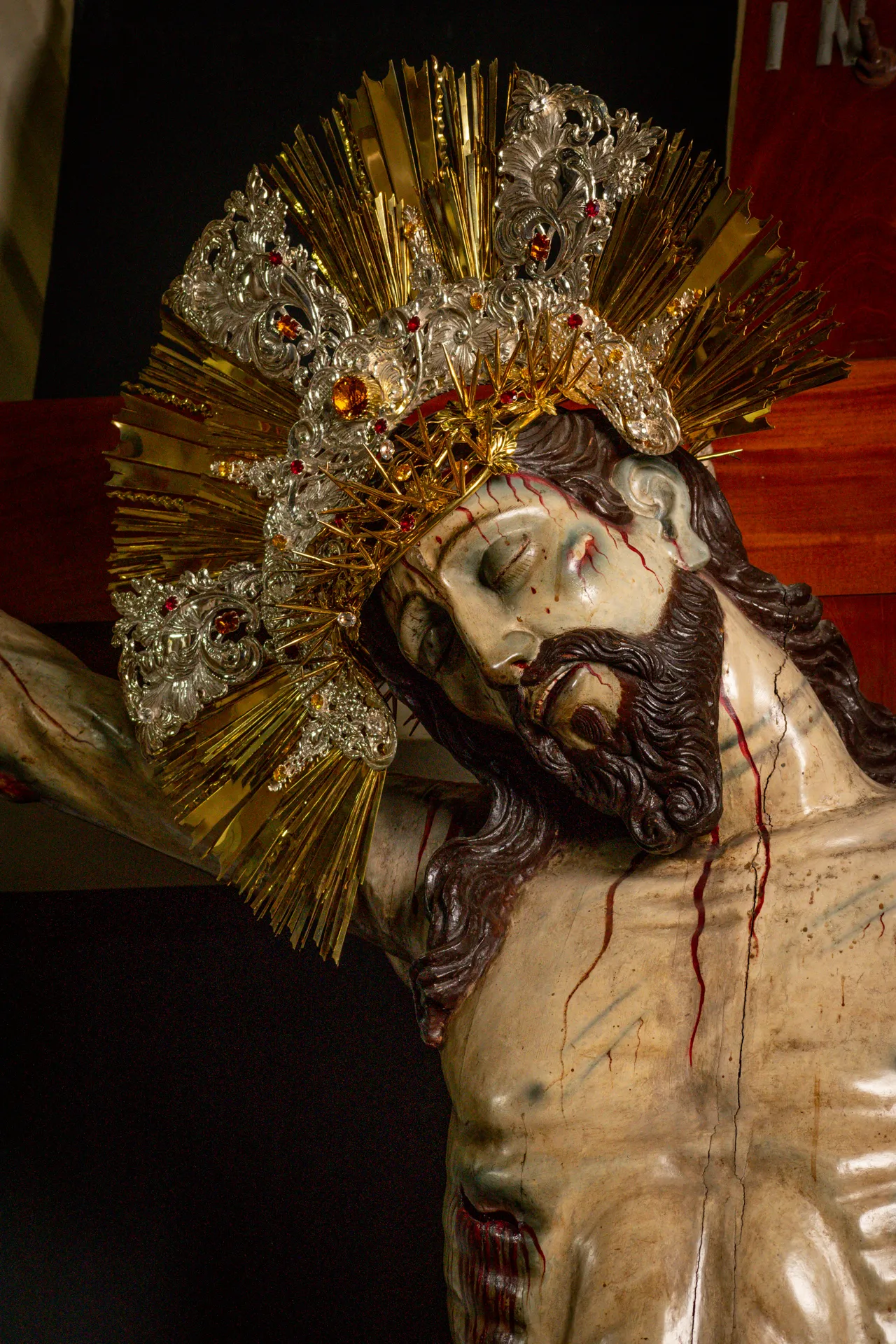 Rostro del Divino Salvador del Mundo, con los ojos cerrados y el resplandor dorado detrás