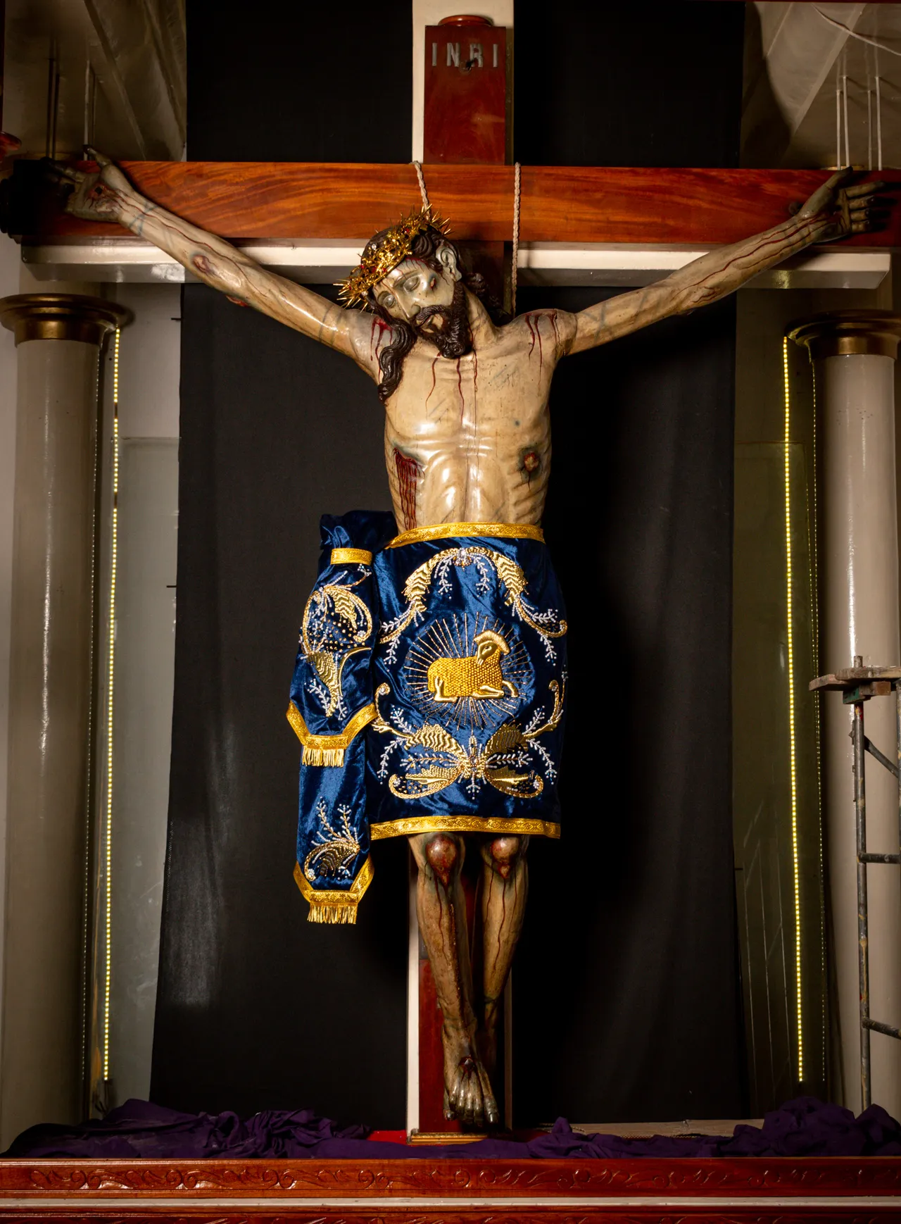 El Divino Salvador del Mundo de cuerpo entero, con el paño azul bordado con el Cordero de Dios