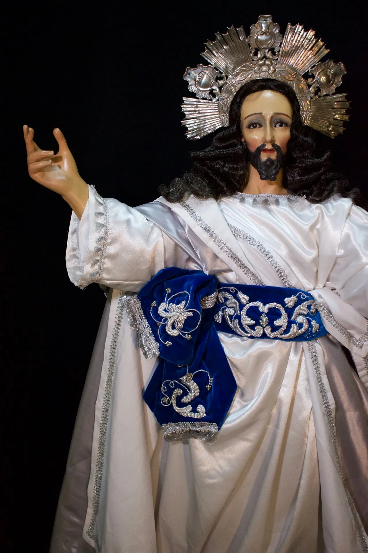 Jesús de la Transfiguración de frente, con el resplandor de plata y la faja de terciopelo azul bordada en plata