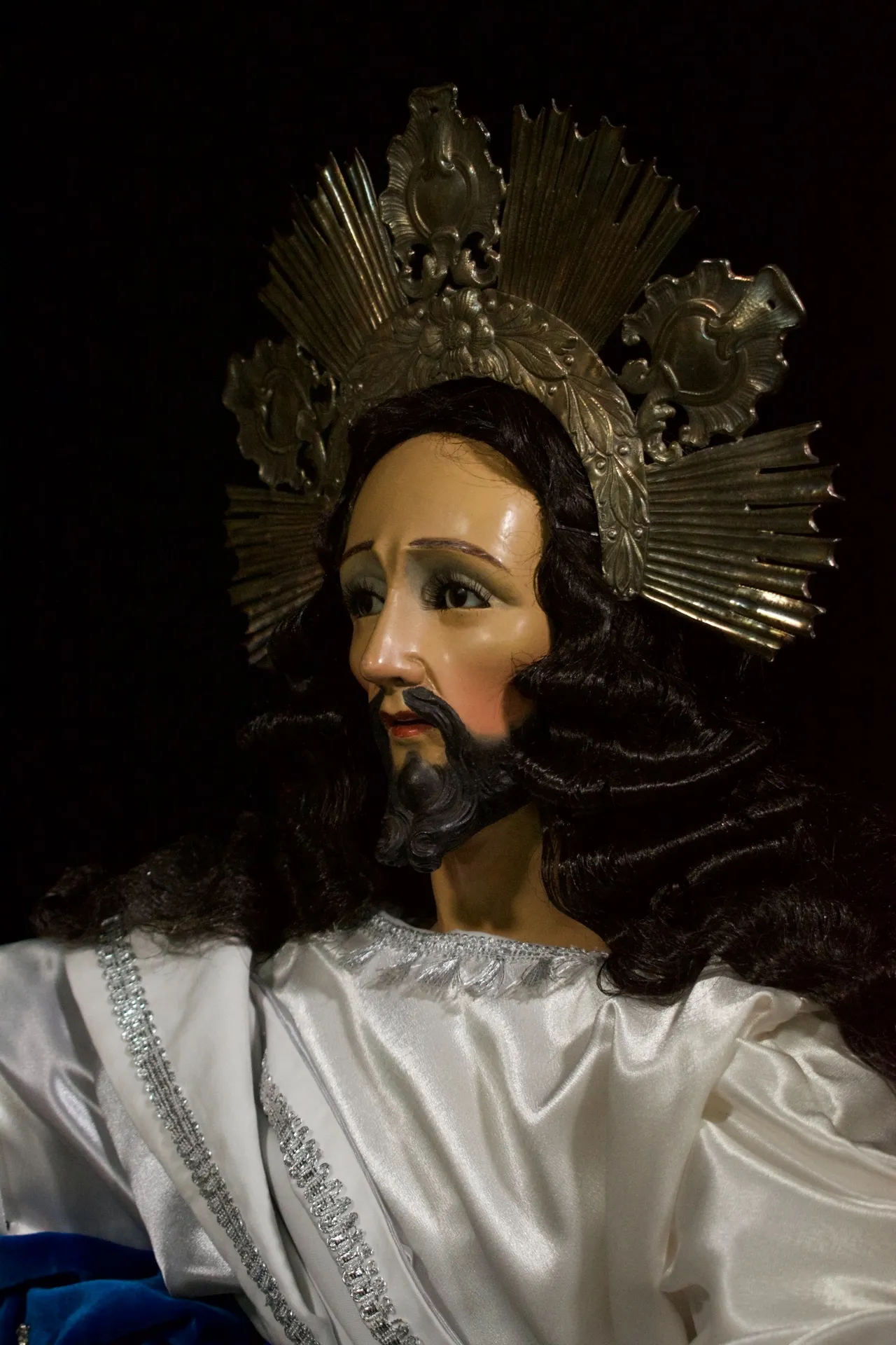 Rostro de Jesús de la Transfiguración en tres cuartos, con barba y cabello oscuro ondulado