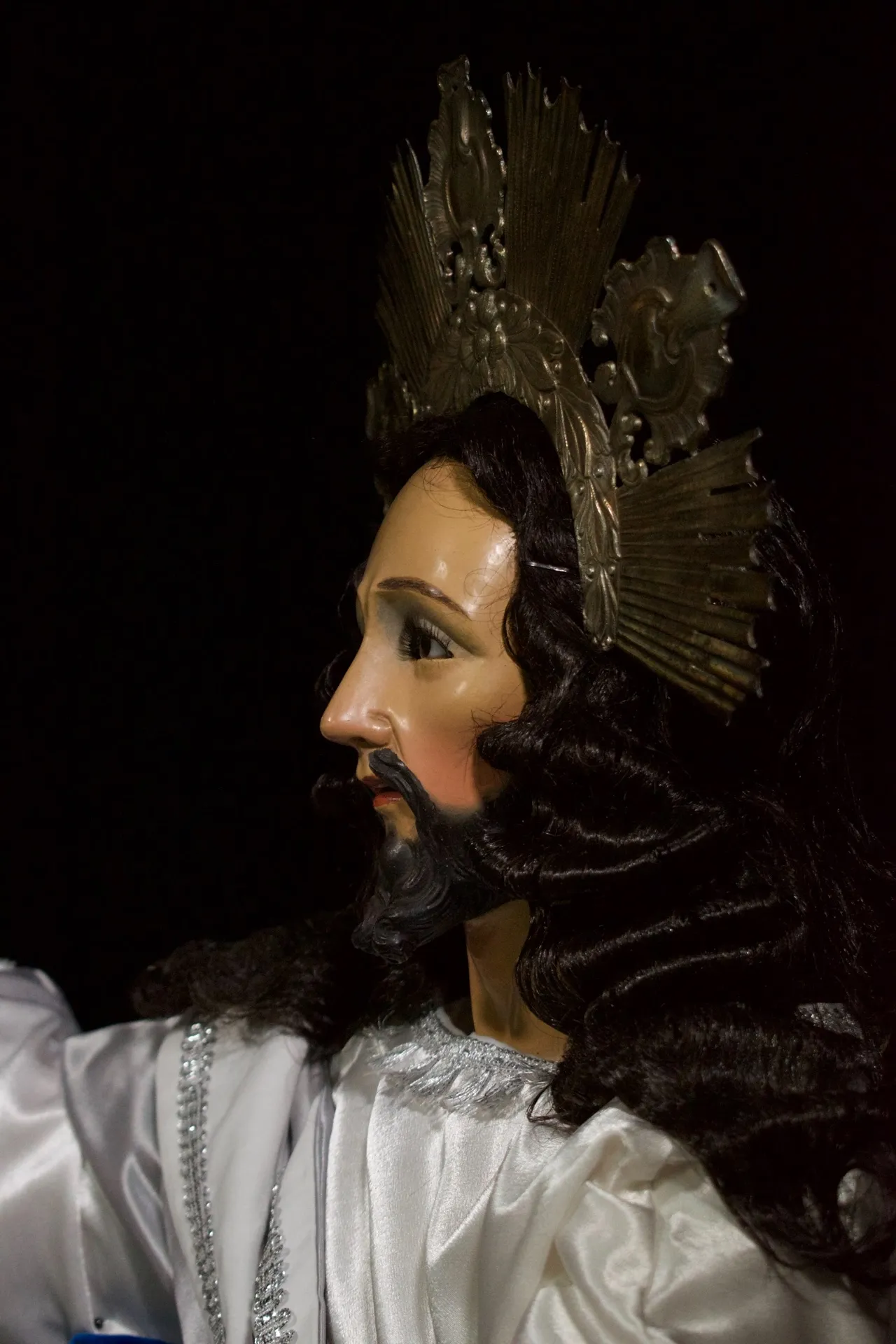 Jesús de la Transfiguración de perfil, con el resplandor de plata y la cabellera sobre el hombro