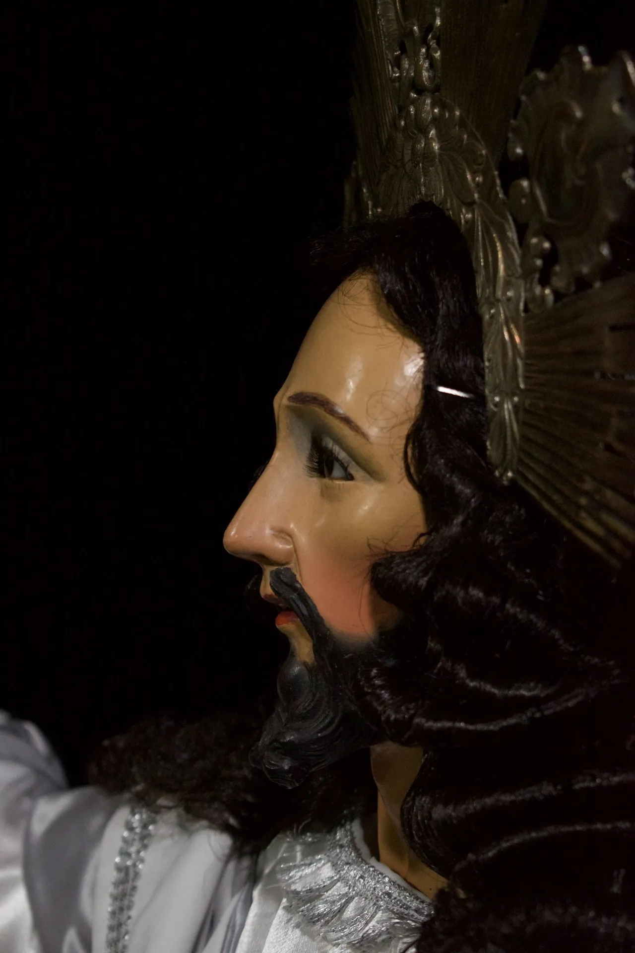 Primer plano del perfil de Jesús de la Transfiguración, con la nariz, la barba y el borde del resplandor
