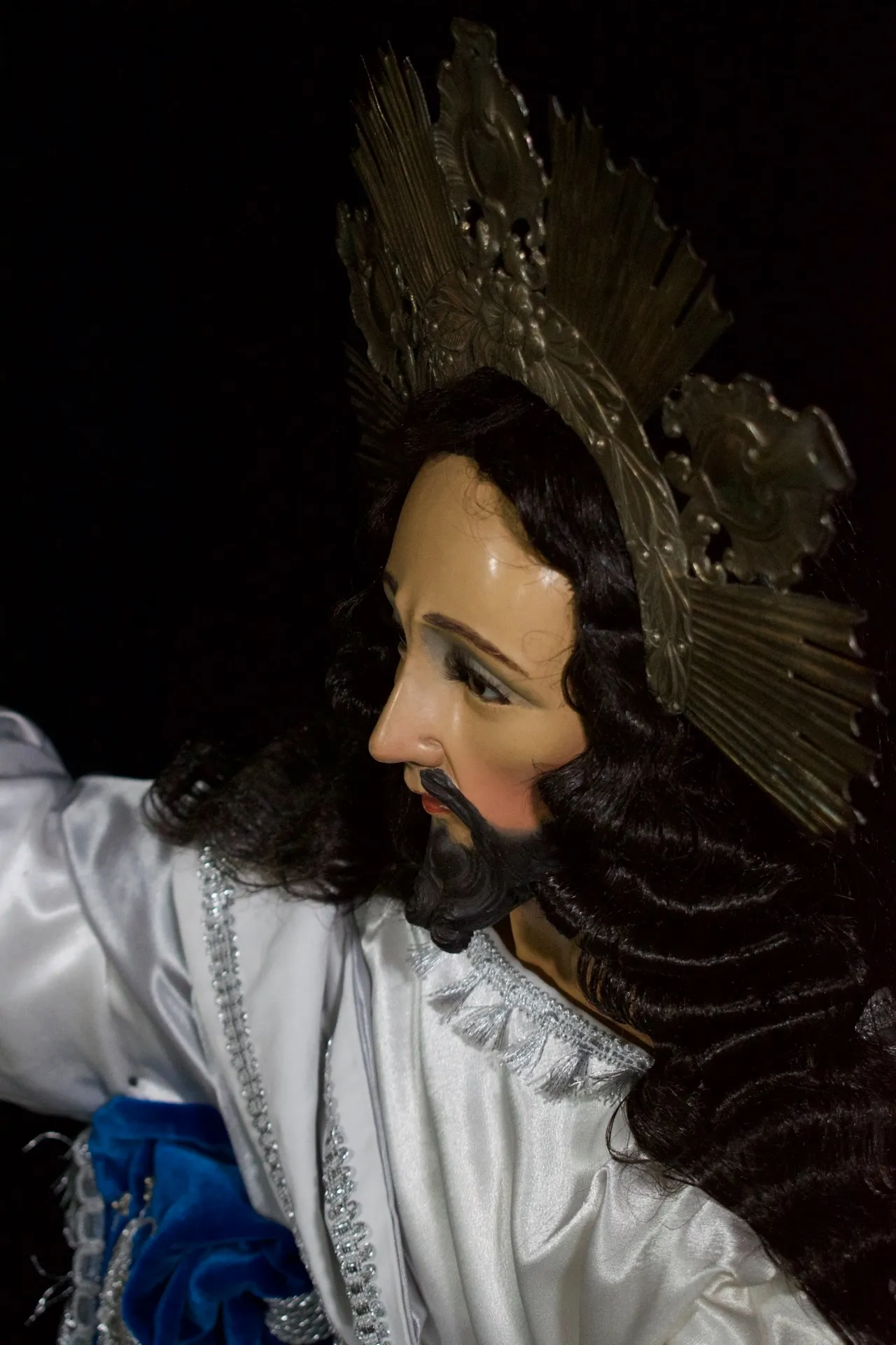 Detalle del resplandor de plata de Jesús de la Transfiguración, con rayos y volutas repujadas