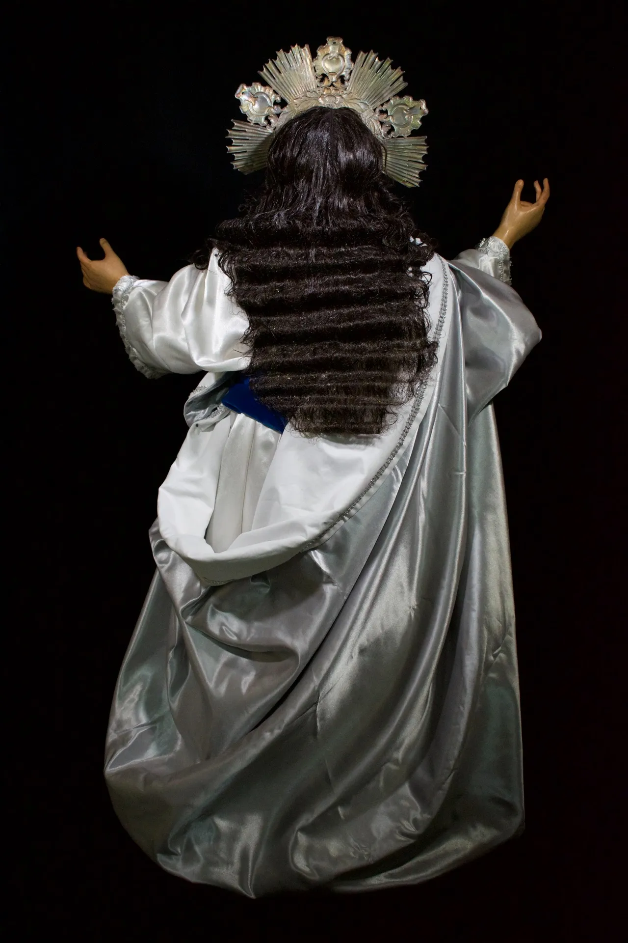 Jesús de la Transfiguración visto por detrás, con la cabellera ondulada y el manto de raso plateado