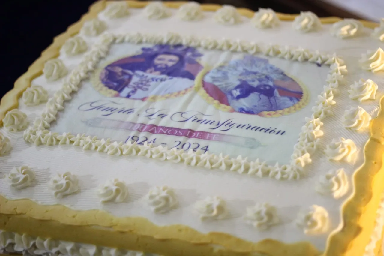 Inscripción conmemorativa Templo La Transfiguración 100 Años de Fe 1924 - 2024 con las imágenes titulares