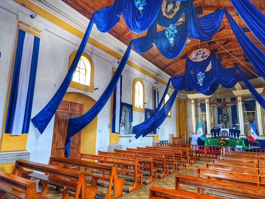 Interior del Templo de la Transfiguración revestido con cortinajes azul real y artesonado de madera