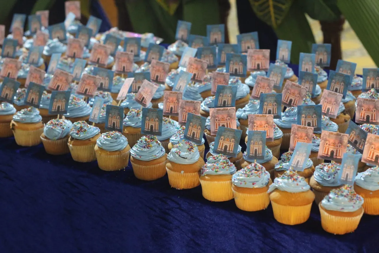 Cupcakes conmemorativos decorados con el emblema del Centenario del Templo de la Transfiguración