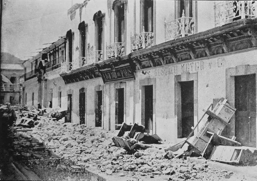 Fotografía histórica de los escombros dejados por el Terremoto de San Perfecto en Quetzaltenango en 1902