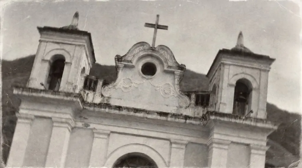 Fotografía histórica en tono sepia de la fachada del Templo de la Transfiguración con sus dos campanarios gemelos